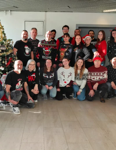 L'&eacute;quipe belge pose &agrave; c&ocirc;t&eacute; du sapin de No&euml;l de l'entreprise.