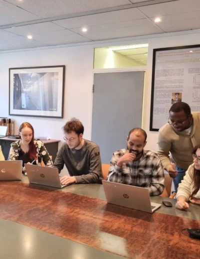 Des employ&eacute;s du site belge participent &agrave; une r&eacute;union de travail autour d'une table.