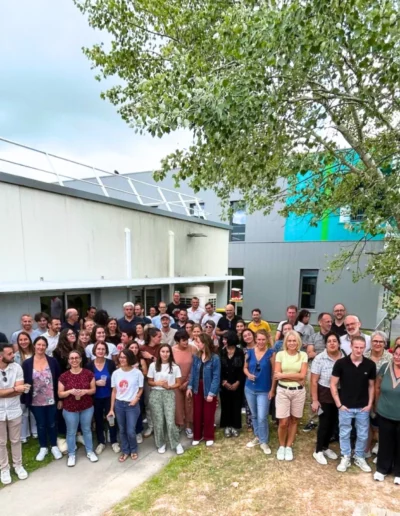 L'&eacute;quipe de Naturacare France posant devant les locaux.