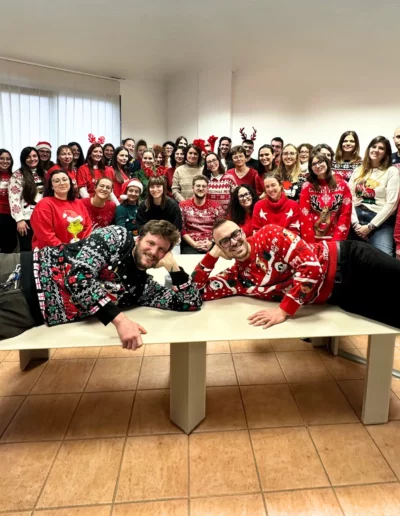 L'&eacute;quipe de Mod&egrave;ne pose avec des pulls de No&euml;l.