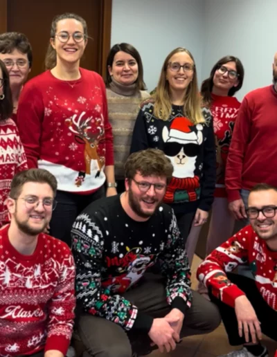 L'&eacute;quipe de Mod&egrave;ne portant leurs pulls de No&euml;l.