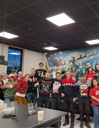 L'&eacute;quipe hollandaise pose en groupe en portant des pulls de No&euml;l.